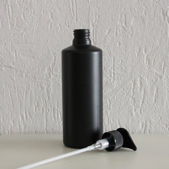 HDPE fles zwart 500 ml + pomp zwart