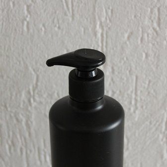HDPE fles zwart 500 ml + pomp zwart
