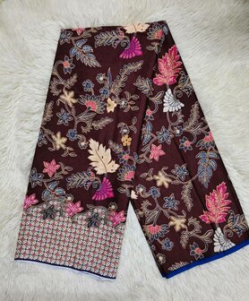 Thaise doek: bladmotieven op een kastanje bruine achtergrond
