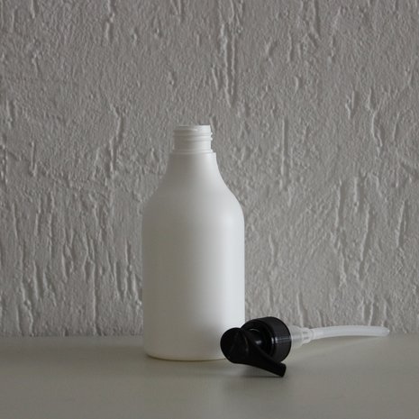 HDPE fles wit 250 ml + pomp zwart
