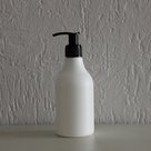 HDPE-fles-wit-250-ml-+-pomp-zwart