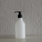 HDPE-fles-transparant-250-ml-+-pomp-zwart