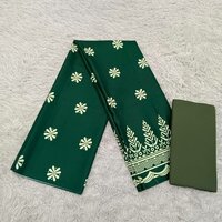 Thaise doek: beige motieven donkergroene achtergrond