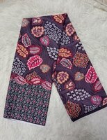 Thaise doek: oranje - rood blad - aubergine achtergrond