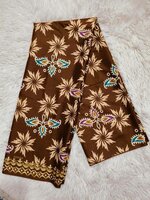 Thaise doek: bruingeel motief - bruine achtergrond