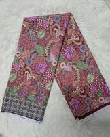 Thaise doek: motieven en stippen bordeaux achtergrond